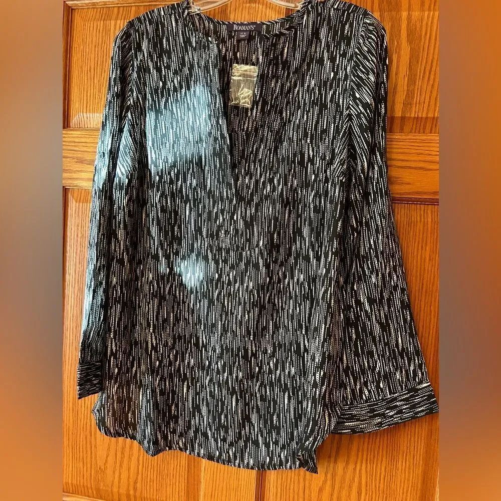 NWT 12W black white patterned long sleeve top v neck hemmed wrists